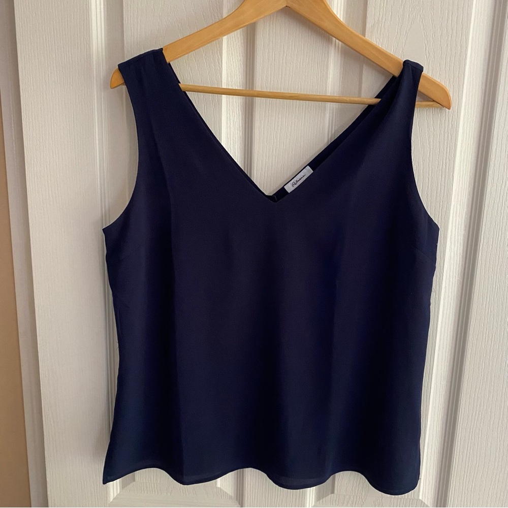 Reitmans navy blue sleeveless lined dressy top. Great shape. Button detail back - Picture 2 of 5